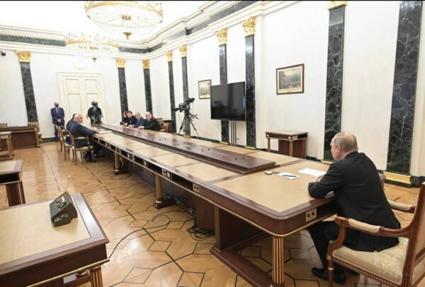 De to Putiner. Før og efter invasionen i Ukraine 24. februar 2022.